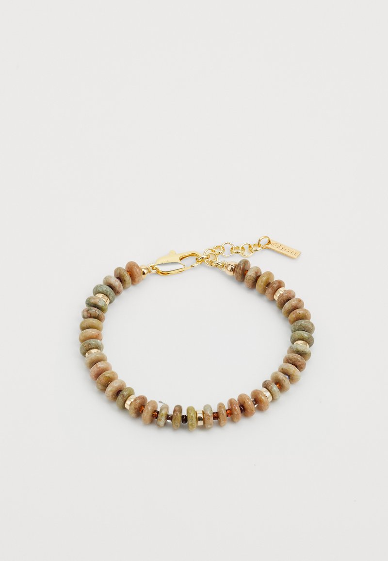 Bracciale di perline con pietre circolari in tonalità terrose di verde, marrone e oro, con accenti in metallo dorato e chiusura a gancio.