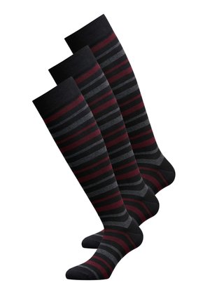 Tre paia di calzini neri al ginocchio con righe orizzontali in rosso scuro e grigio.
