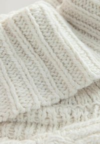 Paksu, kerroksellinen neulepusero, jossa on ribbikuvio ja kohotetut mallit, valmistettu pehmeästä langasta, jonka ilme on mukavan paksu.