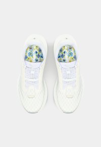 Weiße Netzsneaker mit einer strukturierten Oberseite, ausgestattet mit weißen Schnürsenkeln und bunten, blumenmusterbedruckten Innensohlen. Runde Sohlengestaltung.