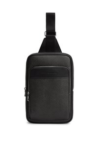 Μαύρη συνθετική τσάντα ταχυδρόμου με υφή στην επιφάνεια, διαθέτει μπροστινή τσέπη με φερμουάρ και ρυθμιζόμενο ιμάντα. Το λογότυπο είναι ανάγλυφο μπροστά.