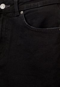 Jeans en denim noir avec un design classique à cinq poches. Le tissu a une texture lisse, avec un bouton en métal et des détails de couture subtils.
