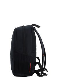 Mochila negra con un exterior texturizado, cremallera doble y correas ajustables acolchadas. Incluye un bolsillo lateral con detalle de texto en color naranja.