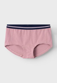 Cortes de algodón rosa en forma de boyshorts con una cinturilla elástica azul marino que presenta dos rayas estrechas. Textura suave y detalles de costura en toda la prenda.