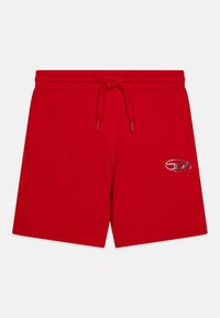 Röda bomullsshorts med elastisk midja och dragsko. Har ett metallmärke på vänster ben. Slät textur, avslappnad design.