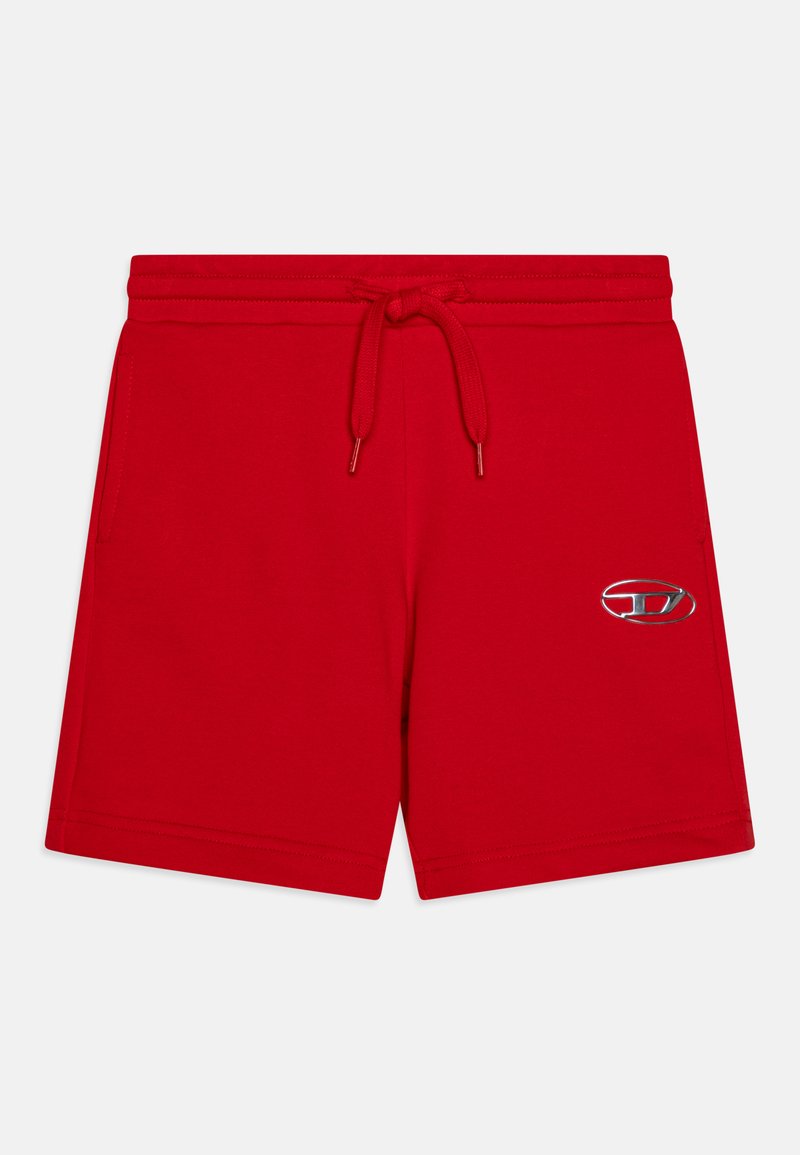 Röda bomullsshorts med elastisk midja och dragsko. Har ett metallmärke på vänster ben. Slät textur, avslappnad design.