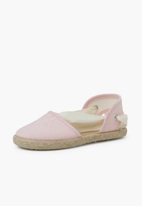 Růžová espadrilka s plátěným svrškem, bez zapínání, a béžovou pletenou juteovou podrážkou. Obsahuje elastické pásky pro bezpečné nošení.