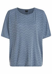 Top azul de manga corta con patrón en forma de chevron, cuello redondo, ajuste holgado y textura de tela suave.