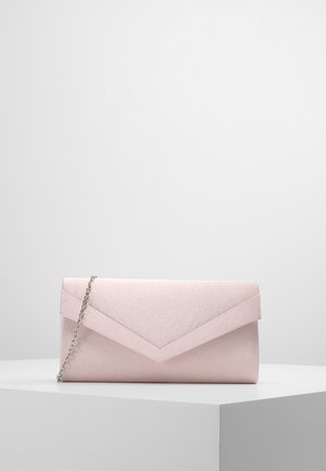 Pochette enveloppe rose pâle avec une surface texturée et une chaîne argentée, présentée sur un socle blanc sur un fond gris clair.