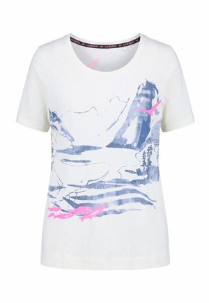 Valkoinen lyhythihainen T-paita, jossa sininen vuoristo- ja järvimaisema, ja graafiseen suunnitteluun kuuluvat vaaleanpunaiset linnut ja kalat.