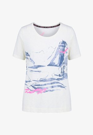 Wit T-shirt met korte mouwen met daarop een blauw berg- en meerlandschap, met roze vogels en vissen als onderdeel van het grafische ontwerp.