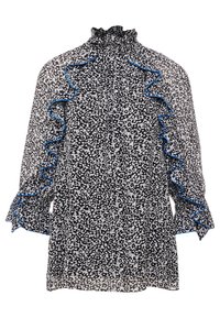 Svartvit mönstrad blus med volangärmar och hög krage, med blå detaljer längs volangerna. Tillverkad av lätt, genomskinlig väv.