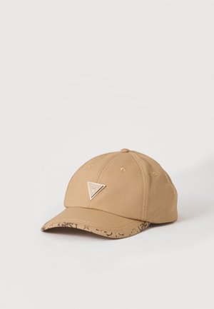 Casquette de baseball beige à visière incurvée avec des motifs imprimés foncés et un logo Guess métallique triangulaire à l'avant.