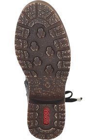 Schwarze Schuhsohle mit einer strukturierten, gemusterten GummOberfläche. Verfügt über hexagonale und runde Griffe. Rotes "rieker"-Logo nahe der Ferse.