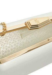 Witte clutchbag met gouden hardware, voorzien van een gemönterde binnenkant en een kettingriem. Gedetailleerde geometrische sluiting voegt elegantie toe.