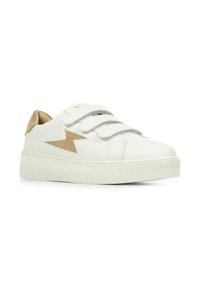 Witte leren sneaker met klittenbandsluitingen, beige suède accent, gestreepte rubberen zool en zigzagpatroon op de buitenzool.