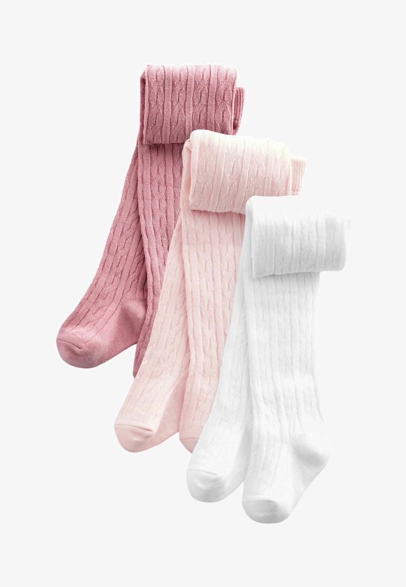 Tre coppie di calze lavorate a maglia a trecce in rosa scuro, rosa chiaro e bianco. Ogni coppia presenta un bordo arrotolato e una texture morbida.