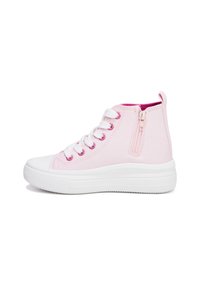 Sneaker alte rosa con suola in gomma bianca. Presentano lacci bianchi, occhielli rosa e una cerniera laterale per una facile calzata. Texture della tela liscia.