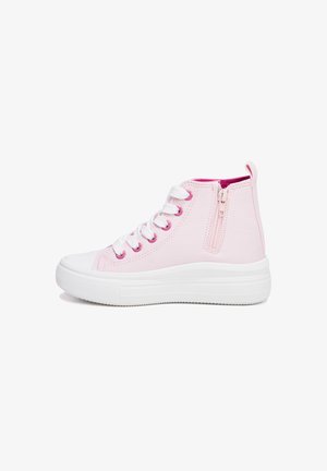 Sneaker alte rosa con suola in gomma bianca. Presentano lacci bianchi, occhielli rosa e una cerniera laterale per una facile calzata. Texture della tela liscia.