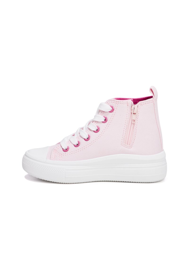 Sneaker alte rosa con suola in gomma bianca. Presentano lacci bianchi, occhielli rosa e una cerniera laterale per una facile calzata. Texture della tela liscia.