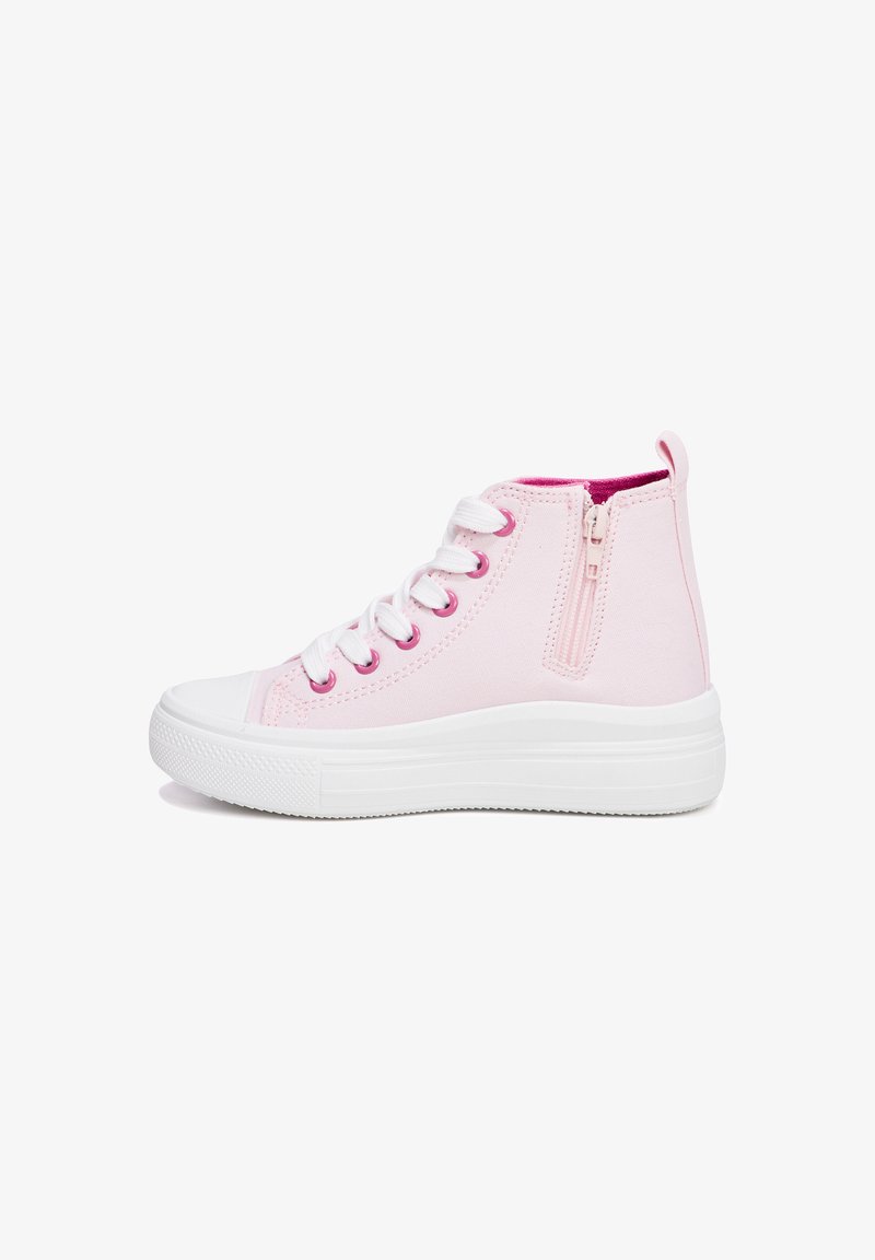 Sneaker alte rosa con suola in gomma bianca. Presentano lacci bianchi, occhielli rosa e una cerniera laterale per una facile calzata. Texture della tela liscia.