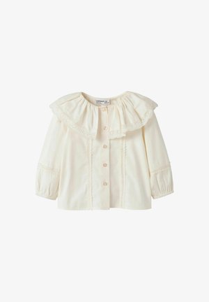 Blouse crème à manches longues avec grand col à volants, bordure en dentelle, boutons sur le devant et poignets froncés, présentée sur fond blanc uni.
