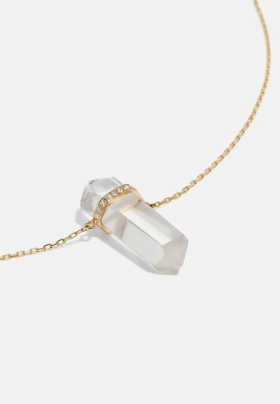 Pandantiv din cristal de cuartz clar, cu accente din metal auriu, având o lanț cu un mic cerc încrustat cu diamante în jurul cristalului.