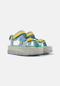 Sandali colorati con cinturini blu, gialli e verdi, suola grigia maculata, fibbia regolabile e soletta imbottita per il comfort.