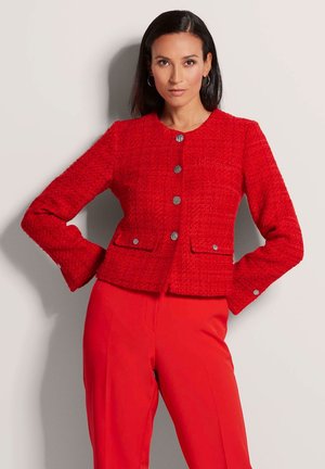 Rote strukturierte Jacke mit langen Ärmeln, Rundhalsausschnitt und auffälligen silbernen Knöpfen. Verfügt über zwei Vorder pockets und ein kurz geschnittenes Design.
