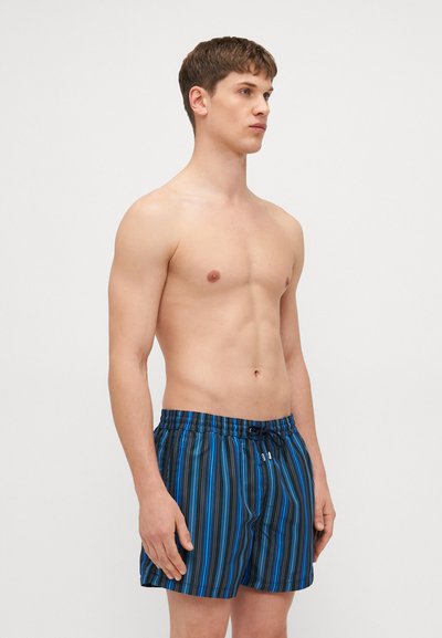 Shorts de bain rayés bleus et noirs avec une taille élastique et un cordon de serrage. Texture lisse et coupe au-dessus du genou.