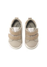 Beige sneakers met een glad leren bovenwerk en zachte suède banden, met een witte rubberen zool en een gevoerd kraag voor comfort.