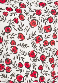 Tkanina z białym tłem, na którym powtarza się wzór małych czerwonych kwiatów otoczonych czarnym konturem, w towarzystwie zielonych liści.