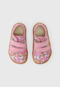 Scarpe rosa per bambina con motivi di unicorni e arcobaleni, con due strap in velcro e suole in gomma marrone, posate su uno sfondo bianco.