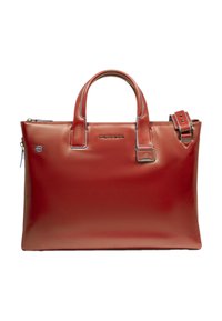 Rote Lederhandtasche mit zwei kurzen Griffen und einem abnehmbaren Schulterriemen. Verfügt über einen Reißverschluss und ein vorne geprägtes Logo.