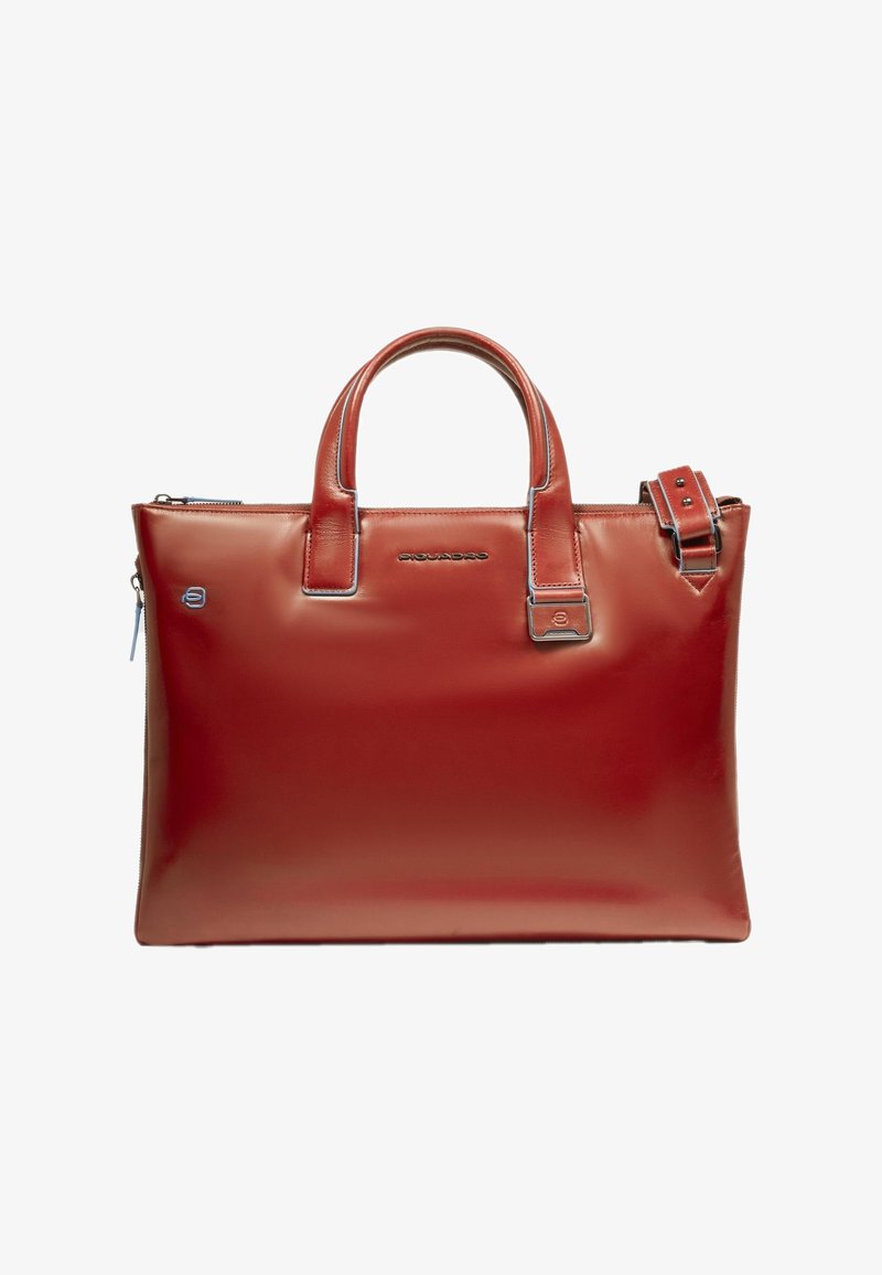 Rote Lederhandtasche mit zwei kurzen Griffen und einem abnehmbaren Schulterriemen. Verfügt über einen Reißverschluss und ein vorne geprägtes Logo.