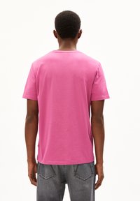 ARMEDANGELS JAAMES - T-shirt basic - crushed berry