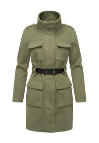 Manteau long vert olive avec col montant, quatre poches à rabat et ceinture noire ajustable à la taille, en tissu doux texturé.