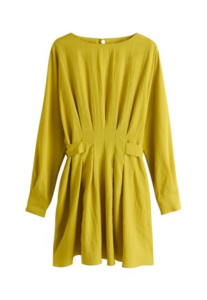 Geltona ilgomis rankovėmis suknelė su klostuotais liemens detaliais ir laisvos formos sijonu, turinti apvalią iškirptę ir nugaros sagų užsegimą.