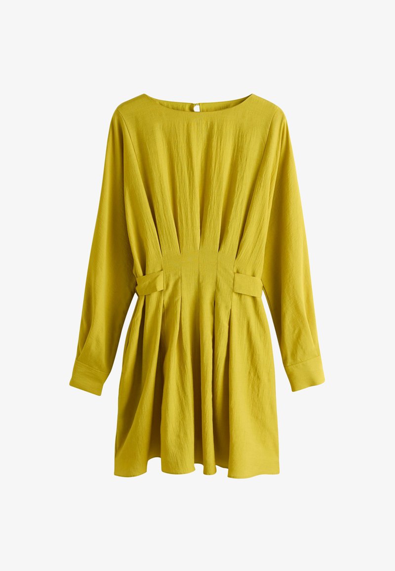 Robe jaune à manches longues avec des détails plissés à la taille et une jupe ample, dotée d'un col rond et d'une fermeture à boutons dans le dos.