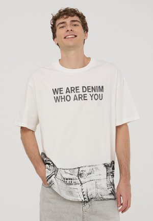 - T-shirt z nadrukiem