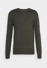 Maglione a maniche lunghe verde scuro con collo a giro, con polsini e orlo a coste, esposto orizzontalmente su uno sfondo bianco.