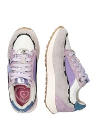 Sneaker multicolori con un mix di camoscio e mesh in lavanda, bianco e blu, con una suola bianca spessa e una soletta a motivo cuore.