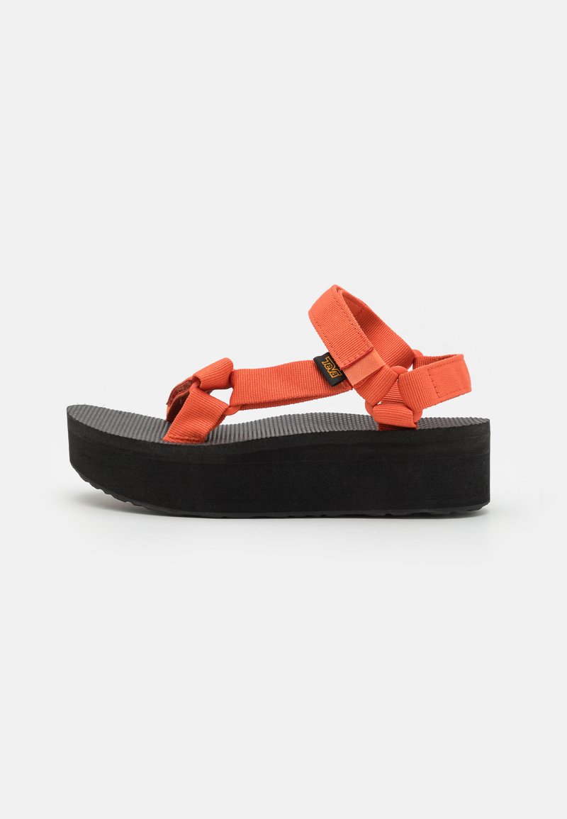 Orangene Plattform-Sandalen mit schwarzer Gummisohle, ausgestattet mit verstellbaren Stoffriemen und einem strukturierten Fußbett für besseren Halt.