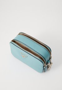 Guess NOELLE CROSSBODY CAMERA - Borsa a tracolla - teal
