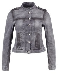 Giubbotto in denim grigio sbiadito con chiusura a bottoni, colletto alto, spalline sulle spalle e due tasche frontali.