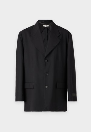 Schwarzes Blazer mit Revers, fünf Knöpfen und zwei Fronttaschen. Taillierter Schnitt mit glatter Textur und dezenter Markenkennzeichnung am Ärmel.