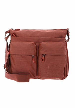Sac bandoulière en tissu rouge texturé avec sangle ajustable, deux poches avant zippées et fermeture éclair supérieure.