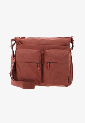Sac bandoulière en tissu rouge texturé avec sangle ajustable, deux poches avant zippées et fermeture éclair supérieure.