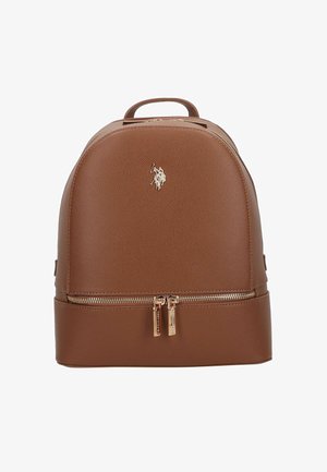 Bruine leren rugzak met een afgerond ontwerp, ritsen in goudkleur en een klein embleem aan de voorkant. Gestructureerde afwerking met een stevige handgreep.