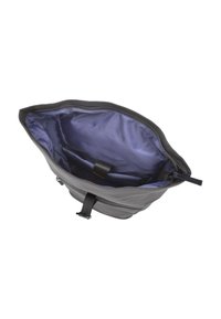 Mochila negra con cremallera abierta que muestra el forro interior azul y una correa dentro para asegurar los objetos.
